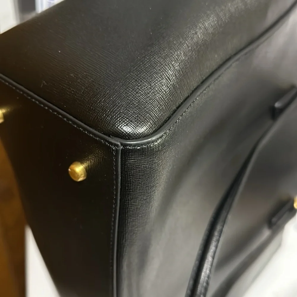 Tory Burch Robinson Tote in Black Saffiano Leather - EUC